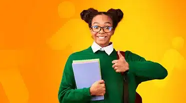 Jeune étudiante afro lève le pouce car elle as compris tous les avantages de l'alternance avec AFi24